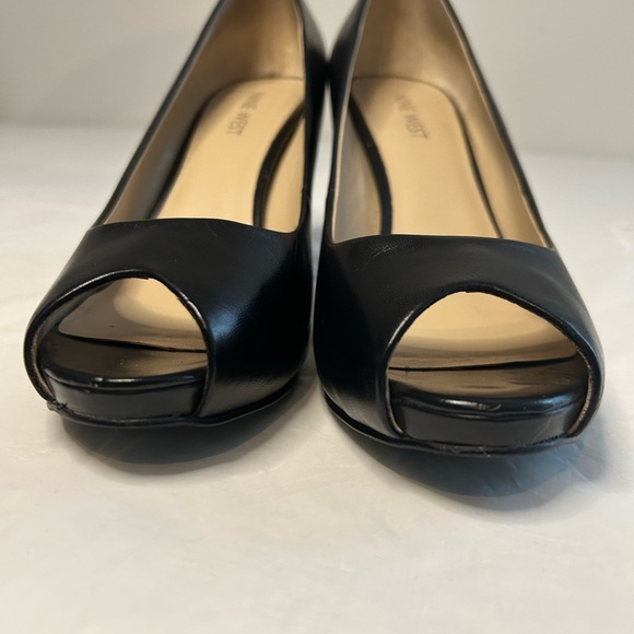 Nine West black peep toe heel, like new, size 8.5M. - Picture 5 of 7